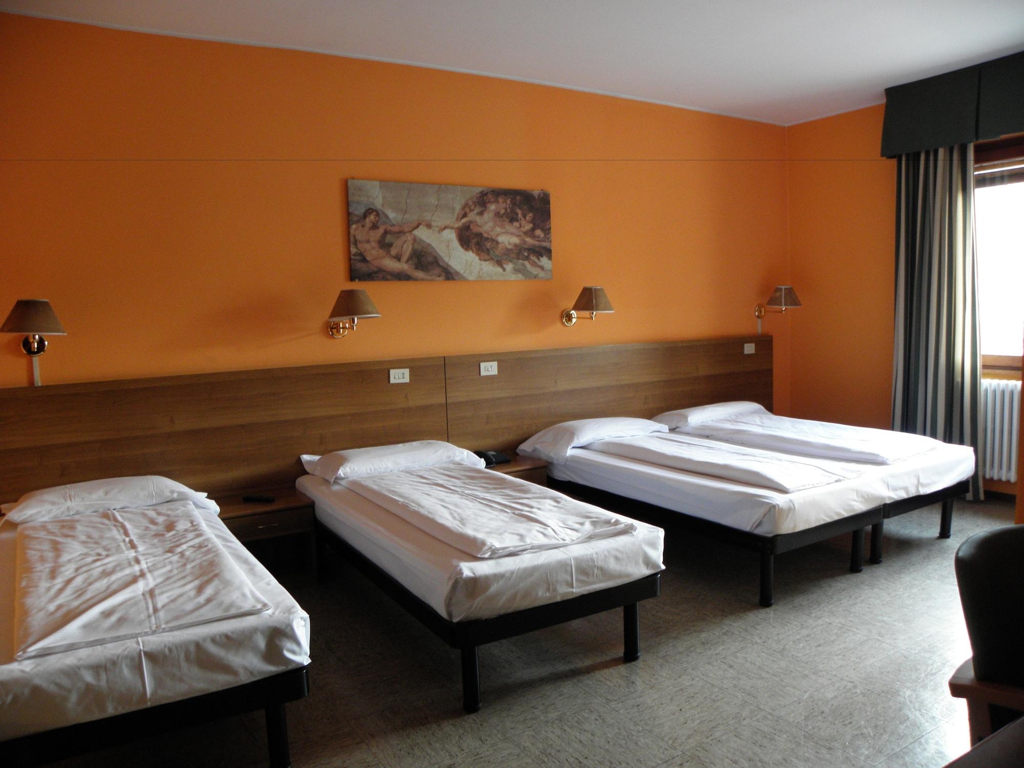 Hotel Corona Tirano Exterior foto