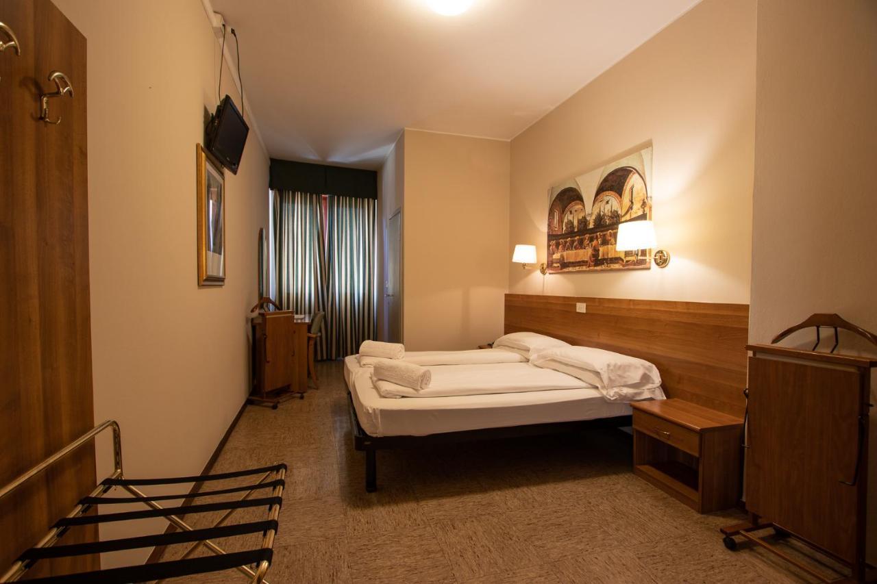 Hotel Corona Tirano Exterior foto