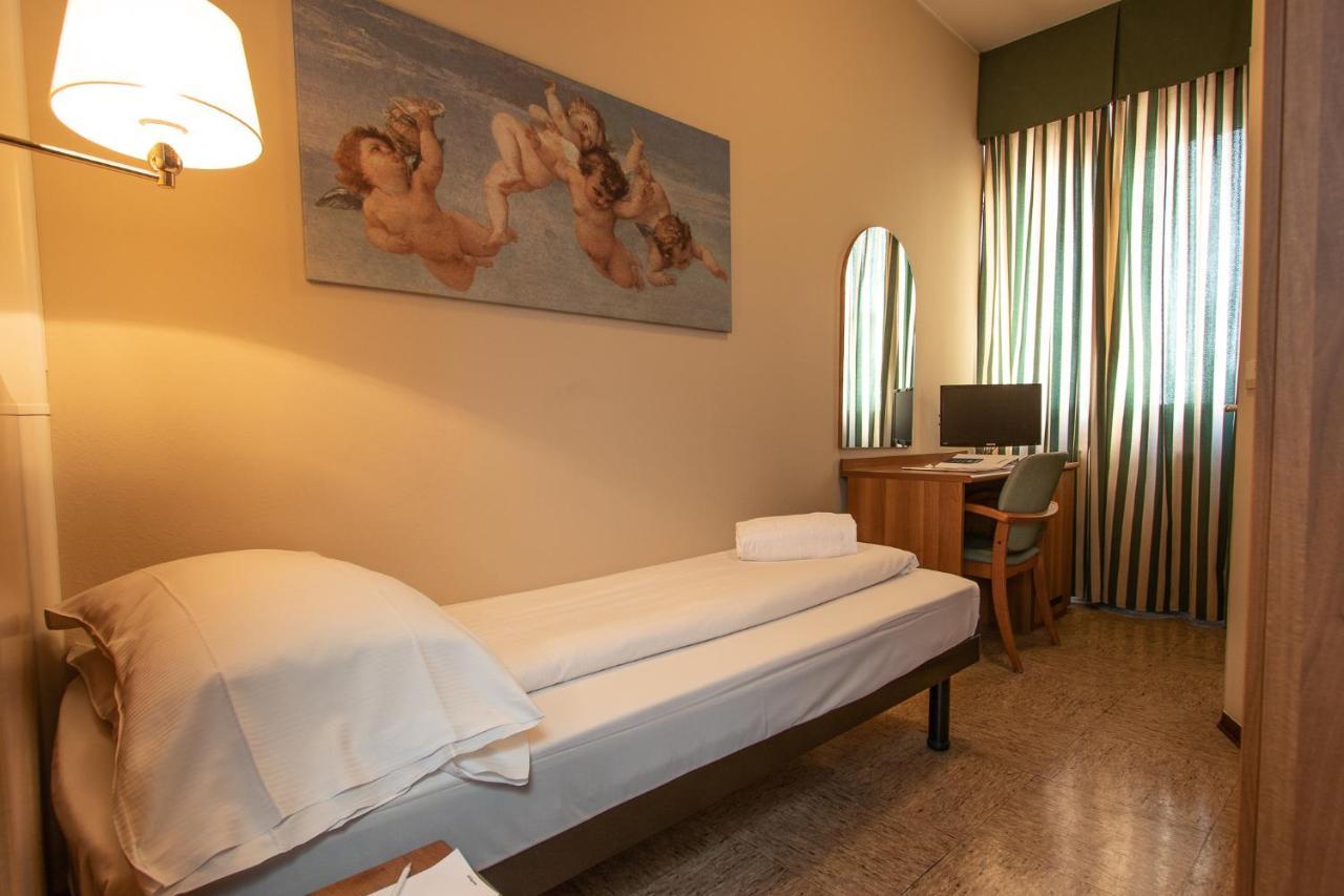 Hotel Corona Tirano Exterior foto